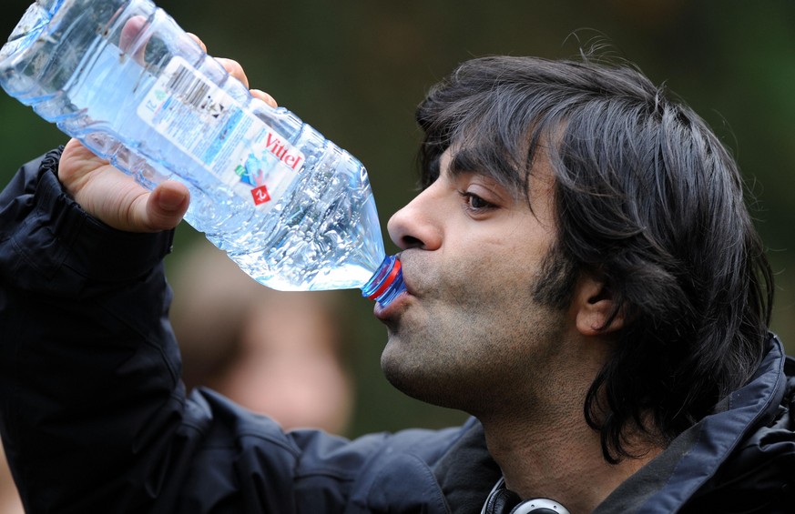 Der Regisseur Fatih Akin trinkt am Dienstag (21.10.2008) am Set auf dem Riensberger Friedhof in Bremen am Rande der Dreharbeiten zu seinem Film &quot;Soul Kitchen&quot; aus einer Wasserflasche. Der in ...