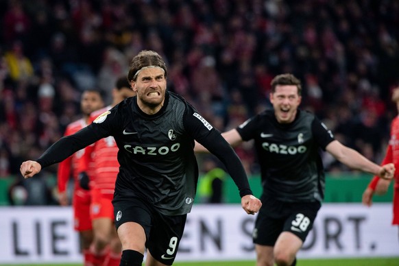 Lucas Hoeler SC Freiburg, 09, Michael Gregoritsch SC Freiburg, 38 jubeln ueber das Tor per Elfmeter zum 1:2 , GER, FC Bayern Muenchen vs. SC Freiburg, Fussball DFB Pokal, Viertelfinale, Spielzeit 2022 ...