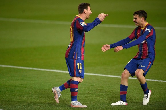 Pedri (r.) bejubelt einen Treffer mit Lionel Messi.