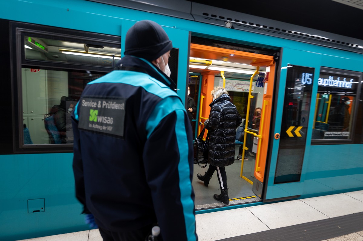07.12.2021, Hessen, Frankfurt/Main: Ein Kontrolleur steht w�hrend einer Kontrolle der 3G-Ma�nahmen im �PNV zur Eind�mmung der Coronavirus-Pandemie vor einer U-Bahn, in die eine Frau einsteigt. Foto: S ...