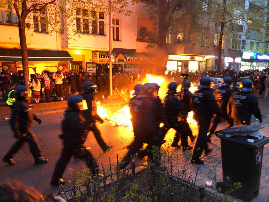 Immer wieder wurden in Neukölln auf der Straße Feuer angezündet.  