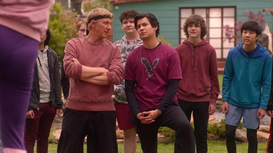 William Zabka als Johnny Lawrence unterrichtet seine Karate-Schüler in "Cobra Kai" auf Netflix.