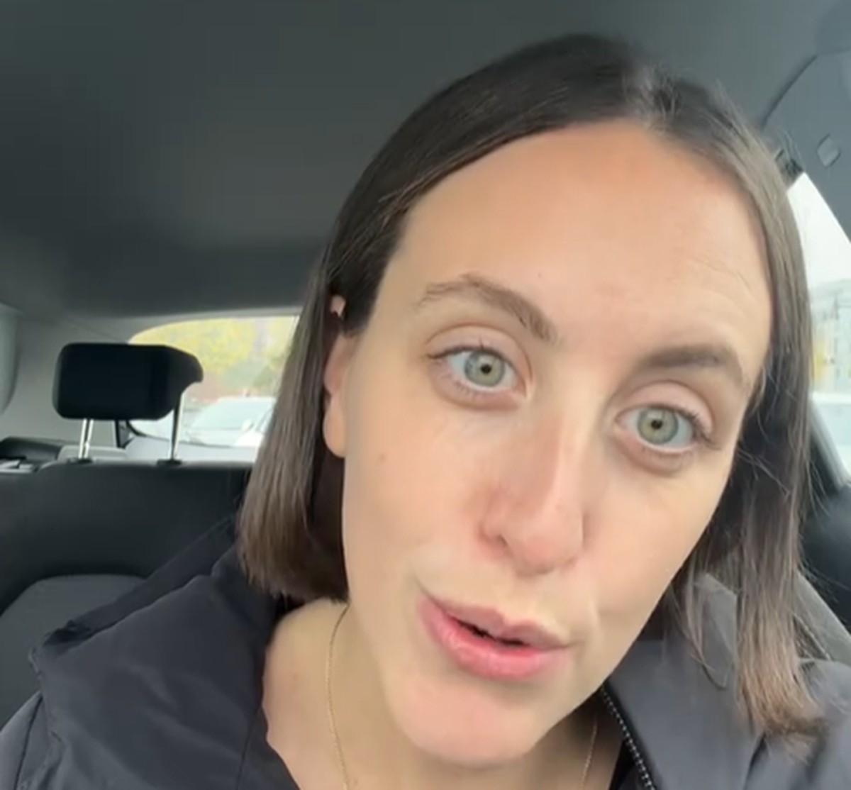 Ellie Wilcock berichtet auf Tiktok über ihre Geschichte mit Darmkrebs.