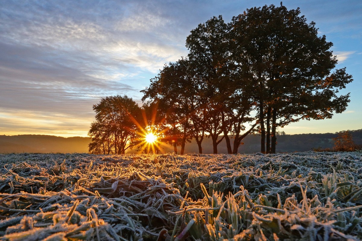 IMAGO Creative, Jahreszeit Herbst auf dem Land News Bilder des Tages Goldener Oktober, Herbst im Siegerland, ein sehr kalter Herbstmorgen im Siegerland in Siegen-Oberschelden, die Sonne geht auf und s ...