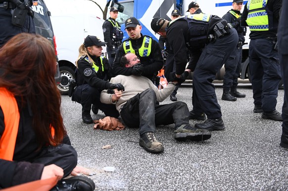March 25, 2023, Hamburg: Climate activists from the Last Generation movement blocked the Elbe bridges towards the city center on Saturday.  According to the police, four people met on the street in the morning.