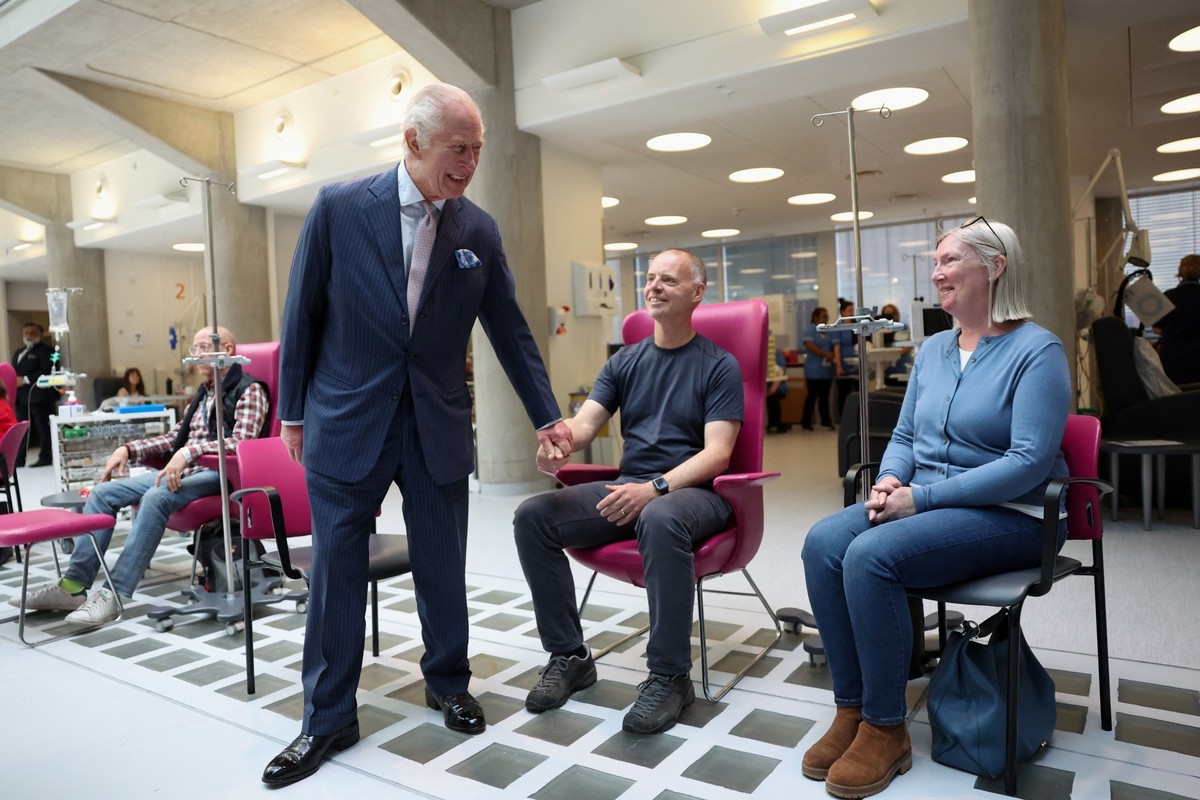 dpatopbilder - 30.04.2024, Gro�britannien, London: K�nig Charles III. (M stehend) von Gro�britannien trifft w�hrend eines Besuchs im Macmillan Cancer Centre des University College Hospital mit Patient ...