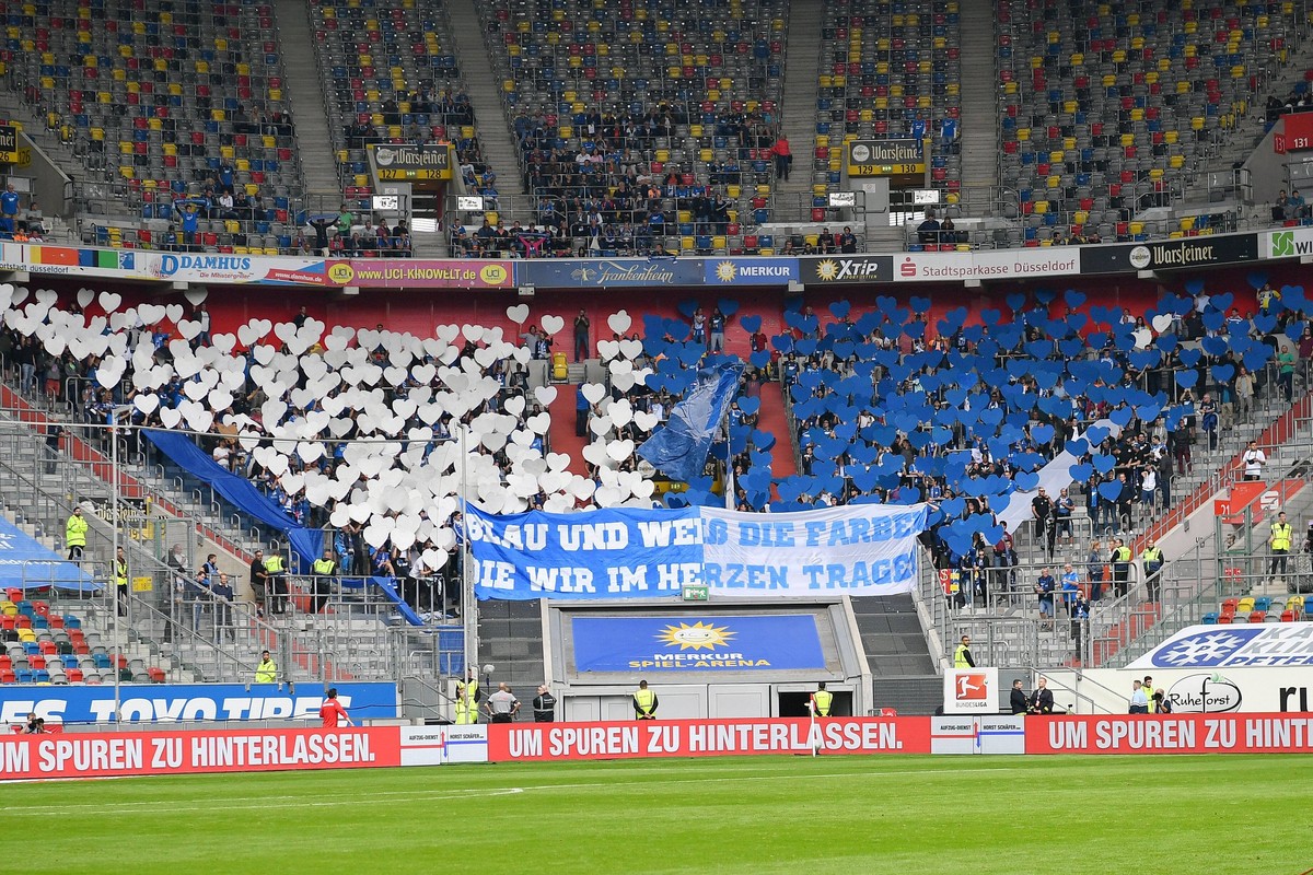 xuhx Duesseldorf, Merkur Spiel-Arena, 15.09.18, 1.Bundesliga - 3.Spieltag: Fortuna Duesseldorf - TSG 1899 Hoffenheim Bild: Fankurve, Fans, Fanblock Hoffenheim mit Choreo DFL regulations prohibit any u ...