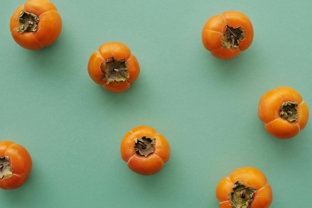 Foto von Vanessa Loring: https://www.pexels.com/de-de/foto/orange-tomate-auf-blauem-tisch-5966646/