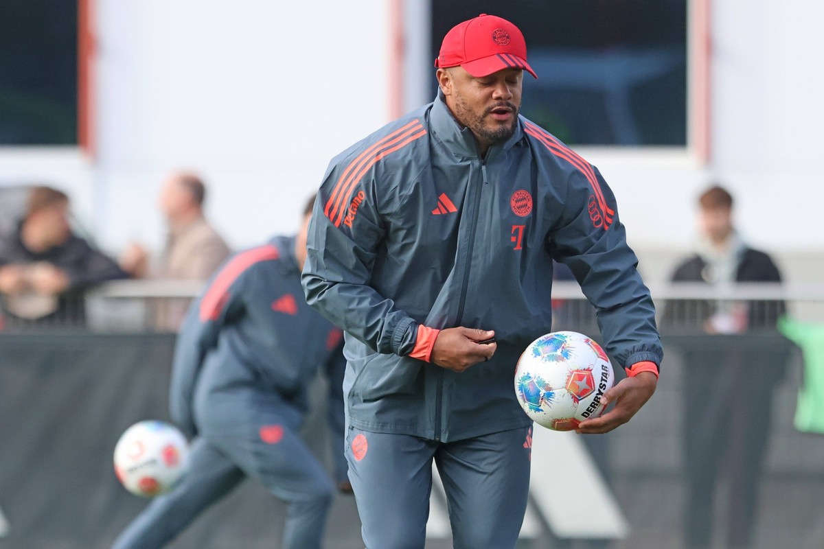 Trainer Vincent Kompany, mit Ball, Gestik, gestikuliert, Portraet, Portrait, Fussball / FC Bayern M�nchen / Training an der S�benerstrasse / 14.10.2025 / FOTO: Mladen Lackovic / LakoPress *** Coach Vi ...