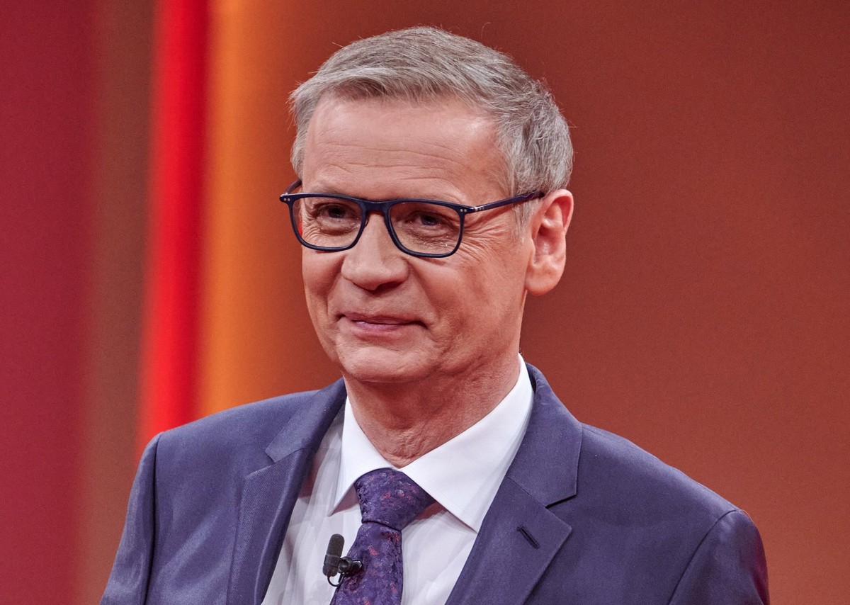 ARCHIV - 06.12.2020, Nordrhein-Westfalen, Düsseldorf: Entertainer Günther Jauch steht beim RTL- Jahresrückblick «Menschen, Bilder, Emotionen 2020» im Studio. (zu dpa: «Günther Jauchs Weingut von Hochw ...