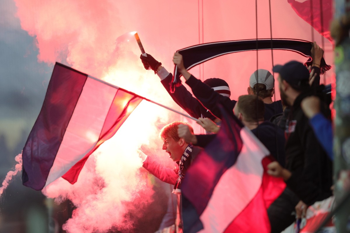 firo : 14.09.2024, Fussball, Fußball, 1. Liga, 1.Bundesliga, Saison 2024/2025, Holstein Kiel - FCB FC Bayern München 1:6 Pyro , Feuerwerk , Fans , Fankurve , bengalische Feuer , Pyrotechnik , Bengalo ...
