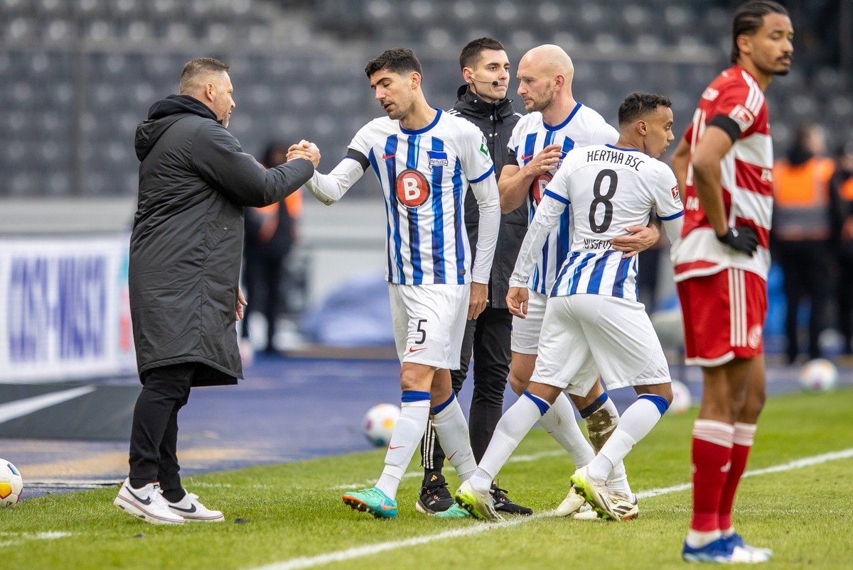 21.01.2024, Berlin: Fußball: 2. Bundesliga, Hertha BSC - Fortuna Düsseldorf, 18. Spieltag, Olympiastadion. Trainer Pal Dardai von Hertha BSC klatscht sich mit Andreas Bouchalakis ab. Foto: Andreas Gor ...