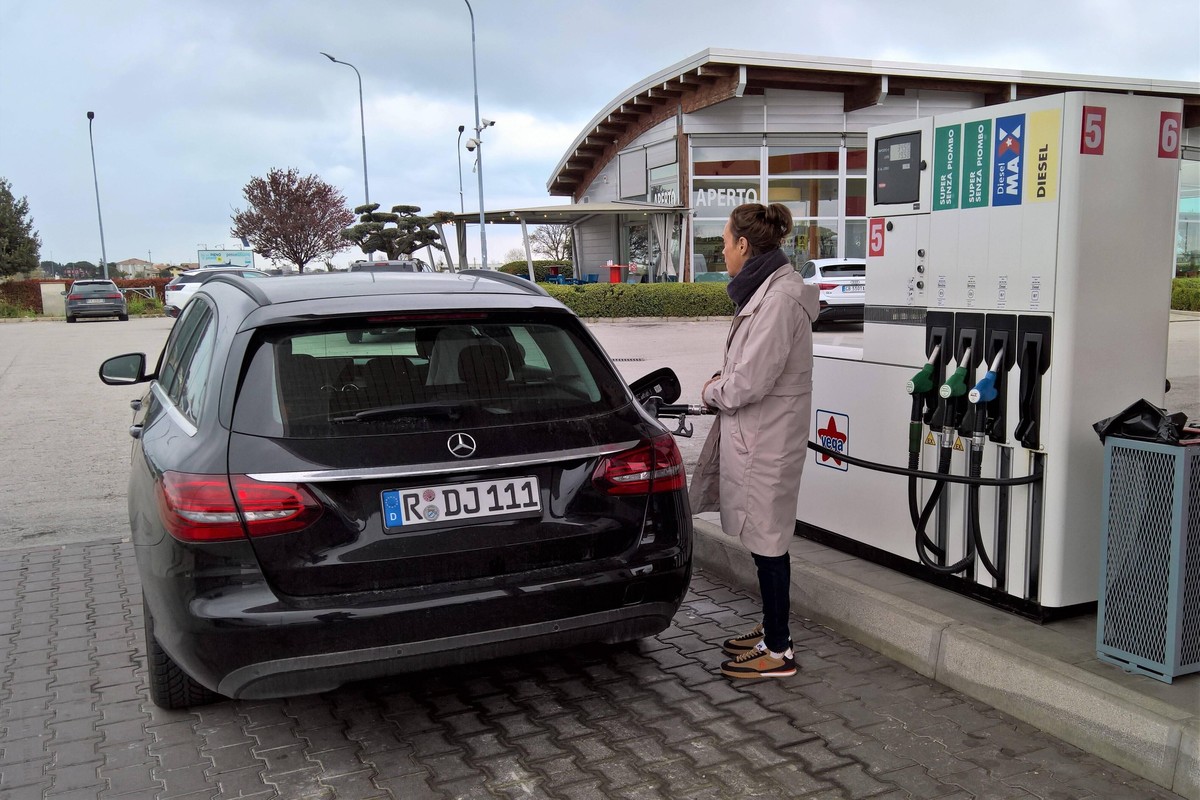 Steigende Energiekosten fuer Spirt bzw Tanken. Frau betankt einen PKW bzw ein Auto an einer Tankstelle, Diesel - Zapfsaeule, Mercedes C-Klasse Kombi *** Rising energy costs for fuel Woman refueling a ...