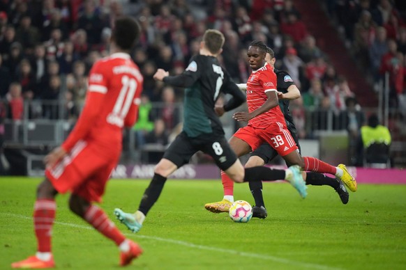 Bayern&#039;s Mathys Tel, second from right, scores his side&#039;s sixth goal during the Bundesliga soccer match between Bayern Munich and Werder Bremen at the Allianz Arena in Munich, Germany, Tuesd ...
