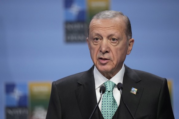 ARCHIV - 12.07.2023, Litauen, Vilnius: Recep Tayyip Erdogan, Präsident der Türkei, spricht auf einer Veranstaltung am Rande eines Nato-Gipfels. Die Türkei und Israel wollen nach türkischen Angaben gem ...