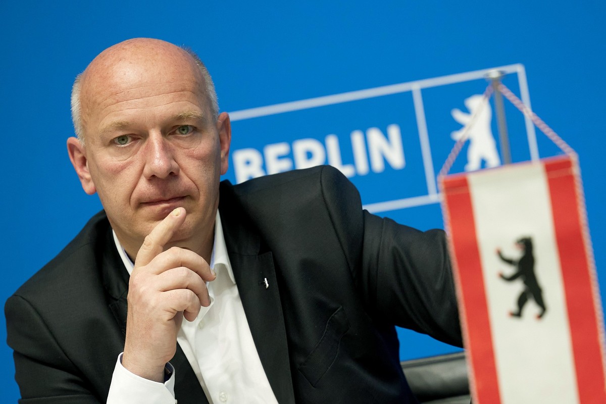ARCHIV - 10.06.2024, Berlin: Kai Wegner (CDU), Regierender B�rgermeister von Berlin, kommt zum Bahngipfel von Berlin und Brandenburg ins Rote Rathaus. (zu dpa: �Hoffest im Roten Rathaus: �L&#039;amour ...