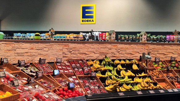 Edeka Supermarkt, Abteilung für frisches Obst und Gemüse. Die Edeka-Gruppe, ehemals Abkürzung für Einkaufsgenossenschaft der Kolonialwarenhändler im Halleschen Torbezirk zu Berlin, ist ein genossensch ...