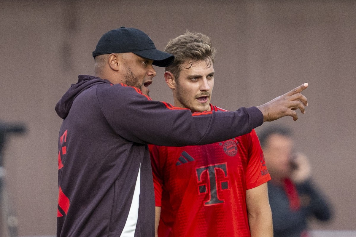 24.07.2024, Bayern, Rottach-Egern: Fußball: Bundesliga, Testspiele, FC Rottach-Egern - FC Bayern. Münchens Trainer Vincent Kompany (l.) gibt Münchens Josip Stanisic Anweisungen. Foto: David Inderlied/ ...