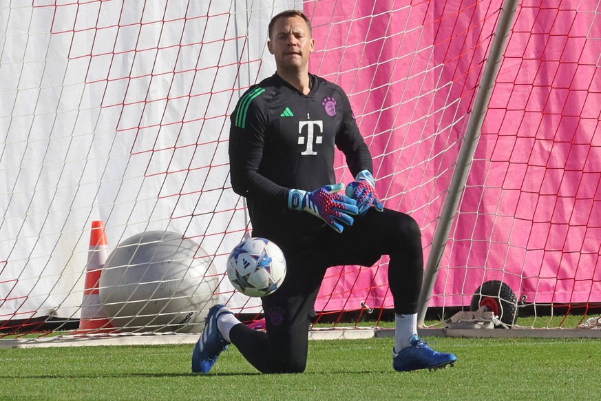 1 Manuel Neuer, Portraet, Portrait, Einzelbild, Freisteller, am Ball Fussball / Abschlusstraining des FC Bayern Muenchen vor dem UEFA Champions League-Spiel gegen Galatasaray Istanbul / 23.10.2023 / T ...