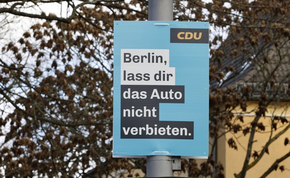 Wahlplakat der CDU Berlin, lass dir das Auto nicht verbieten zur Wiederholungswahl zum Berliner Abgeordnetenhaus. Die Wahl muss wegen Unregelmäßigkeiten wiederholt werden und findet am 12. Februar sta ...