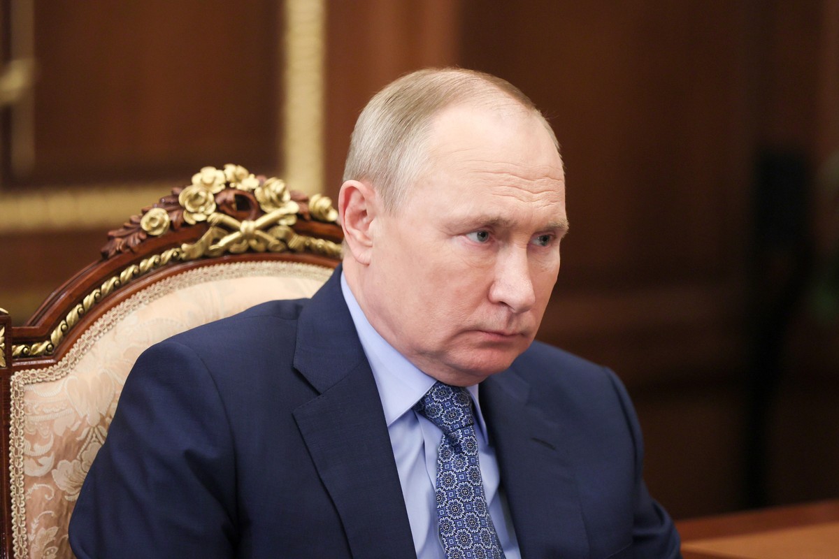 DIESES FOTO WIRD VON DER RUSSISCHEN STAATSAGENTUR TASS ZUR VERFÜGUNG GESTELLT. [MOSCOW, RUSSIA - MARCH 30, 2022: Russia&#039;s President Vladimir Putin meets with Republic of Ingushetia Head Makhmud-A ...