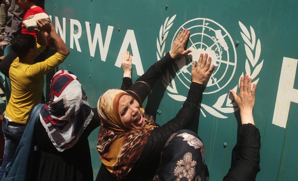 27.01.2024, Pal�stinensische Gebiete, Gaza: Pal�stinensische Anh�nger der Volksfront f�r die Befreiung Pal�stinas (PFLP) nehmen an einem Protest gegen die K�rzung von Bildungsprogrammen des UNRWA teil ...