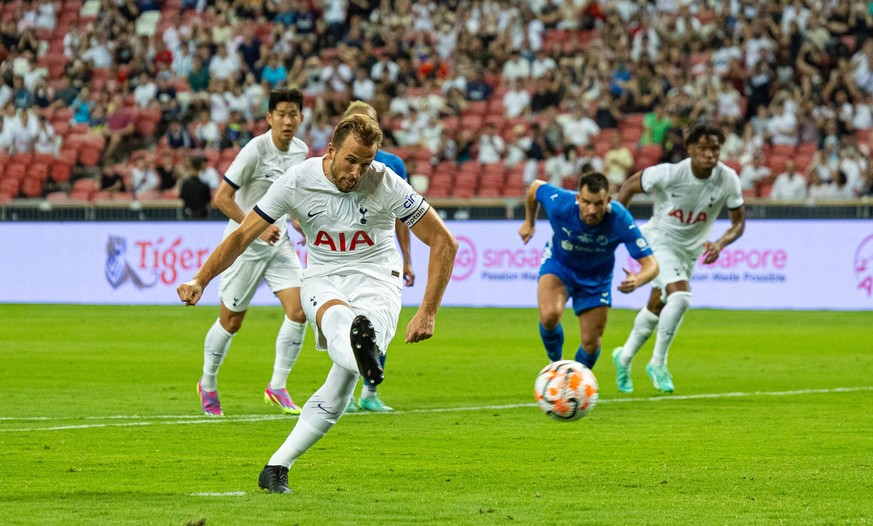 Football - Pre-Season - Tottenham Hotspur FC v Lion City Sailors SINGAPORE - Wednesday, July 26, 2023: Tottenham Hotspur s Harry Kane scores the first equalising goal from a penalty kick during the Ti ...