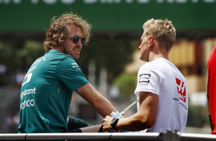 Sebastian Vettel (l.) und Mick Schumacher im Gespräch beim Großen Preis von Monaco.