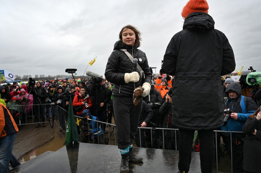 14.01.2023, Nordrhein-Westfalen, Erkelenz: Die Klimaaktivistin Greta Thunberg steht auf der B