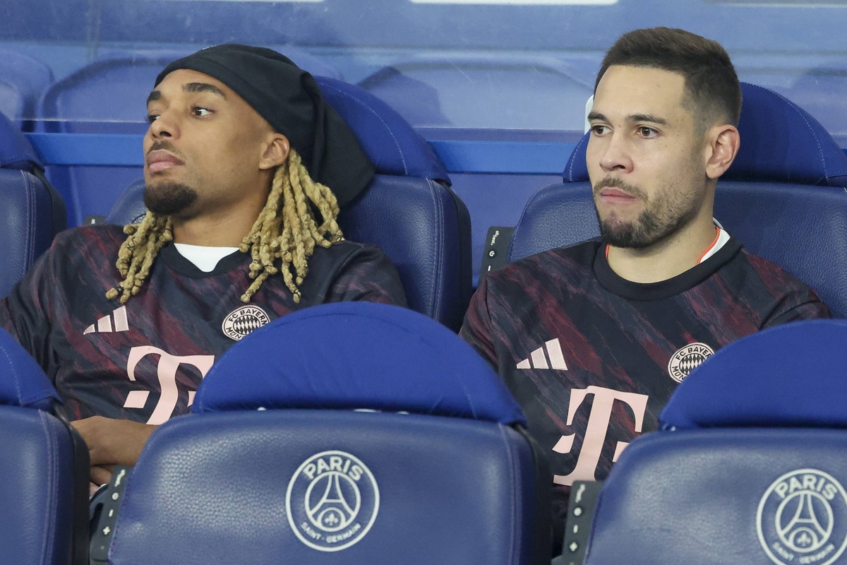 Sacha Boey FC Bayern Muenchen und Raphael Guerreiro FC Bayern Muenchen schauen, UEFA Champions League 2025/26 League Phase MD4, Paris Saint-Germain v FC Bayern M