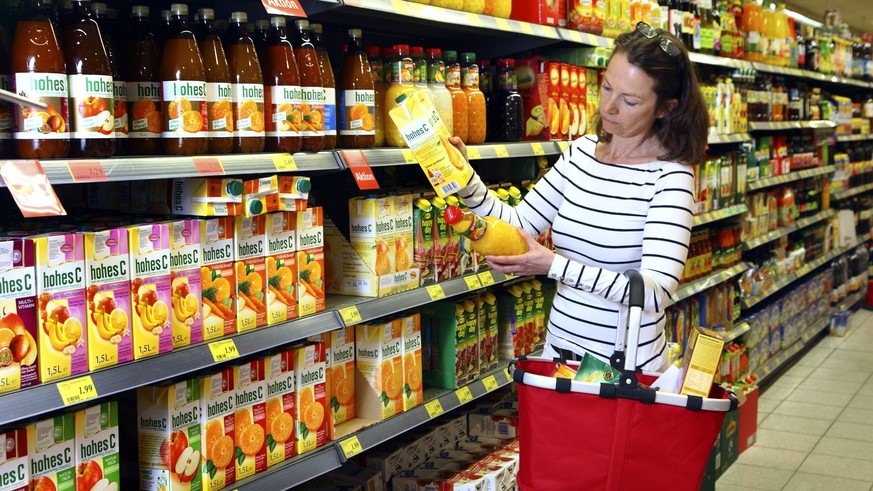 Bildnummer: 58238145 Datum: 17.04.2012 Copyright: imago/Jochen Tack
Lebensmittelabteilung, Frau schaut sich die Inhaltsstoffe einer Saftflasche an. Grosser Supermarkt, Selbstbedienung. Deutschland, Eu ...