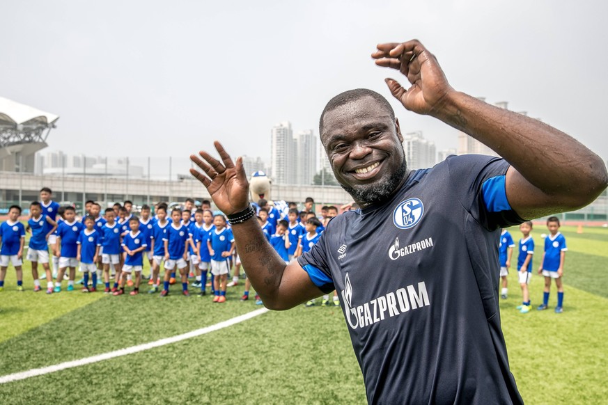 04.07.2018, Fussball, Saison 2018/2019, Besuch der Knappenschmiede-Fussballschule des FC Schalke 04 in Kunshan v. l. Gerald Asamoah (FC Schalke 04) Kunshan China *** 04 07 2018 Football Season 2018 20 ...