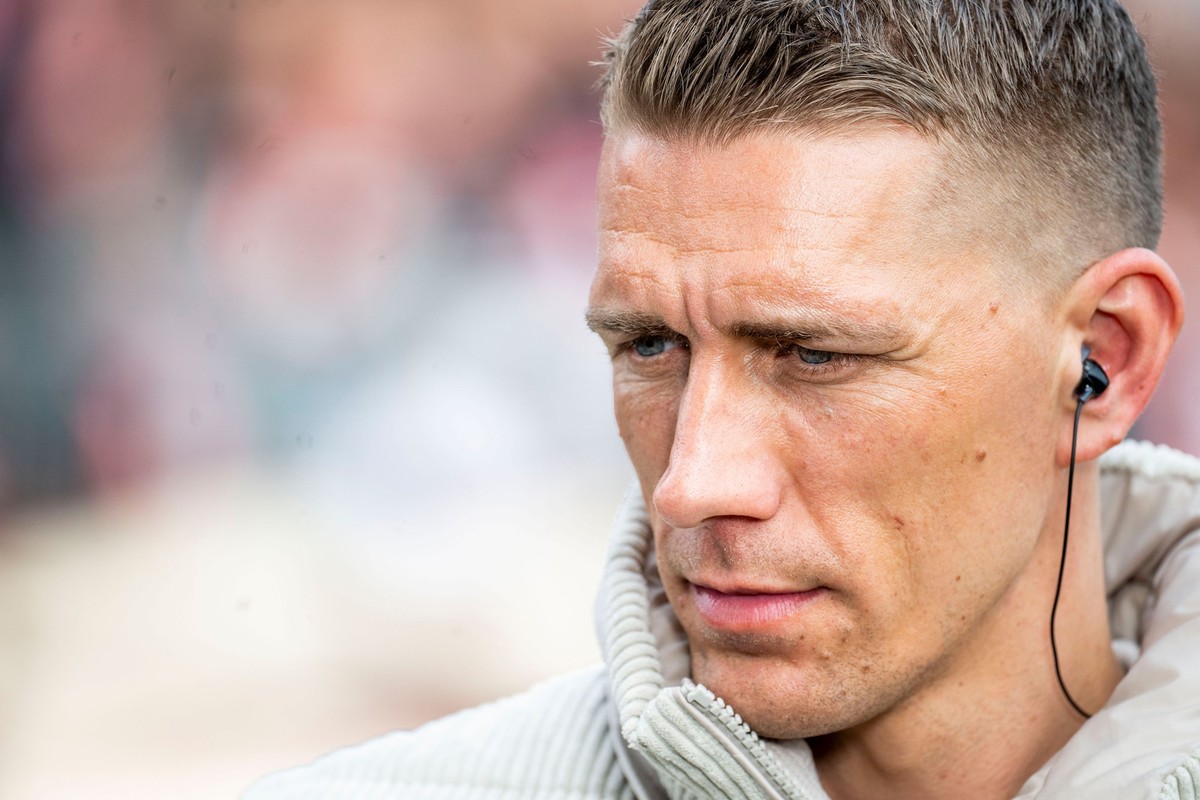 ARCHIV - 29.03.2025, Brandenburg, Cottbus: Fußball: 3. Liga, Energie Cottbus - Erzgebirge Aue, 30. Spieltag, LEAG Energie Stadion, Magenta Sport Experte Nils Petersen steht beim Interview vor dem Spie ...