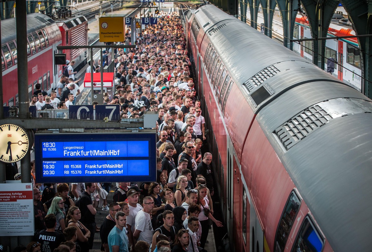 Hunderte Fans von Eintracht Frankfurt steigen am 10.09.2016 in Darmstadt (Hessen) im Hauptbahnhof nach dem Fußball-Bundesligaspiel SV Darmstadt 98 gegen Eintracht Frankfurt in einen Zug zurück nach Fr ...