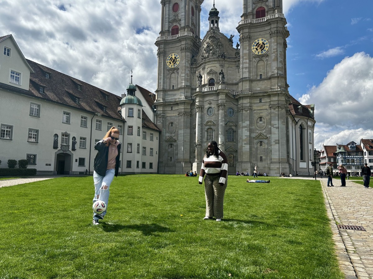 Die Influencerinnen Gianna und Tyra dürfen in St. Gallen schon mal den offiziellen EM-Ball ausprobieren.