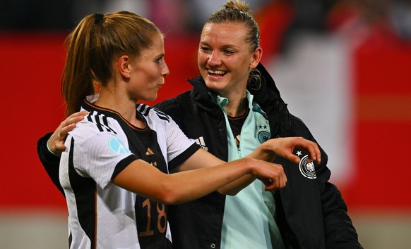 v.l.: Tabea Waßmuth und Alexandra Popp beide Deutschland, Länderspiel der Frauen, Deutschland gegen Frankreich, Frauenfußball, Fussball, Frauen-Fußball, Frauen-Nationalmannschaft, Frauennationalmannsc ...