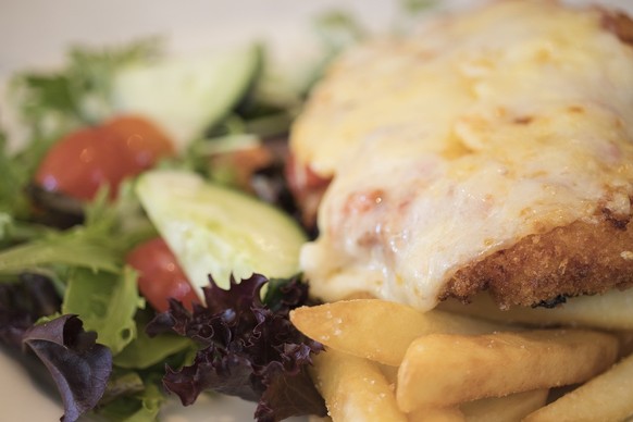 "Chicken Parmi" ist auf den Speisekarten vieler australischer Pubs zu finden.