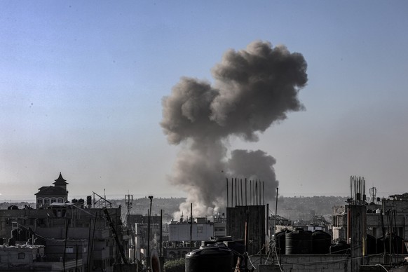 08.05.2024, Palästinensische Gebiete, Rafah: Nach israelischen Luftangriffen auf die Stadtteile Al-Geneina und Al-Salam steigt Rauch auf. Foto: Abed Rahim Khatib/dpa +++ dpa-Bildfunk +++