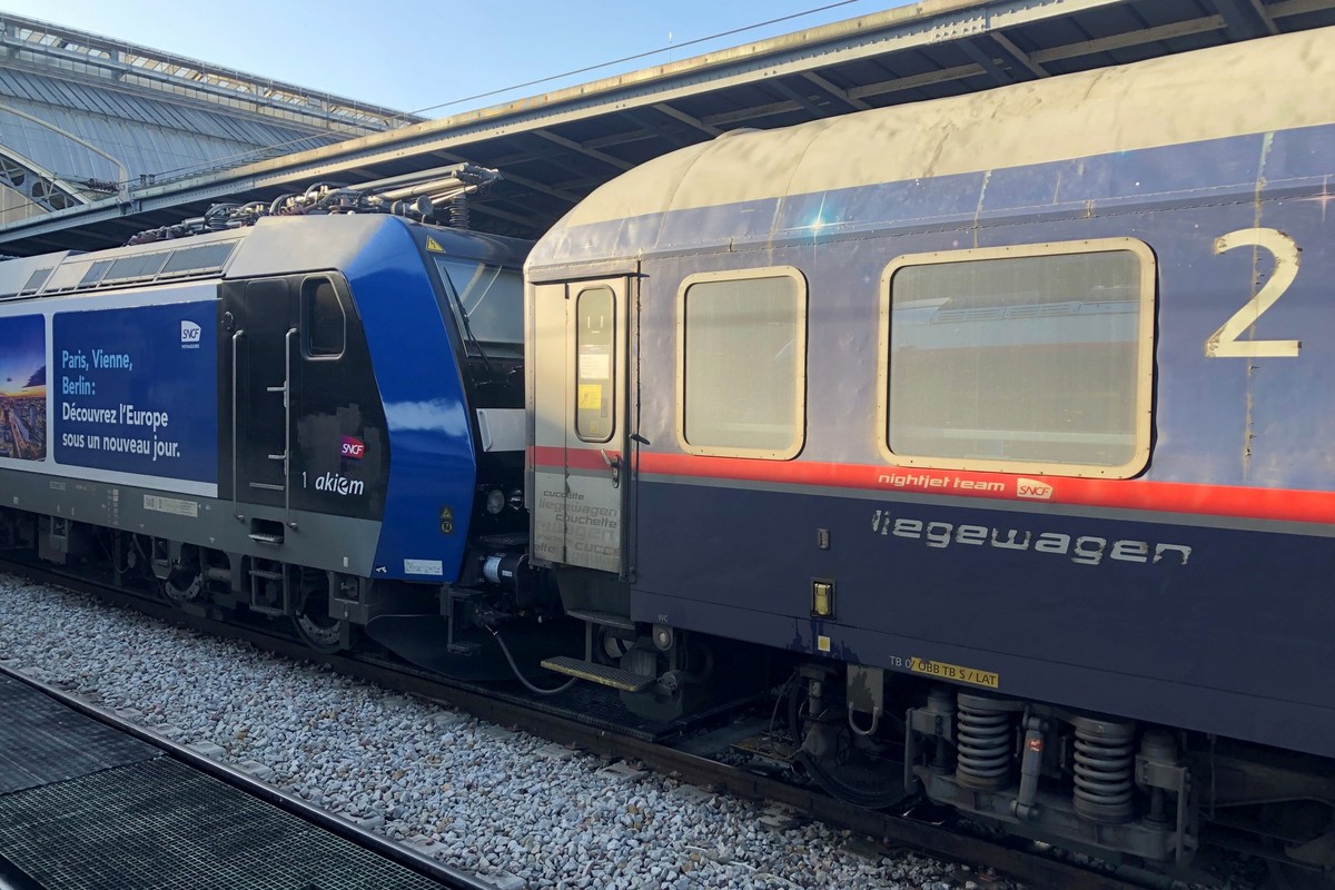 16.12.2023, Frankreich, Paris: Der Nachtzug aus Berlin steht im Pariser Gare de L&#039;Est. Dem Nachtzug zwischen Paris und Berlin droht bereits zwei Jahre nach seinem Start zum Fahrplanwechsel Mitte  ...