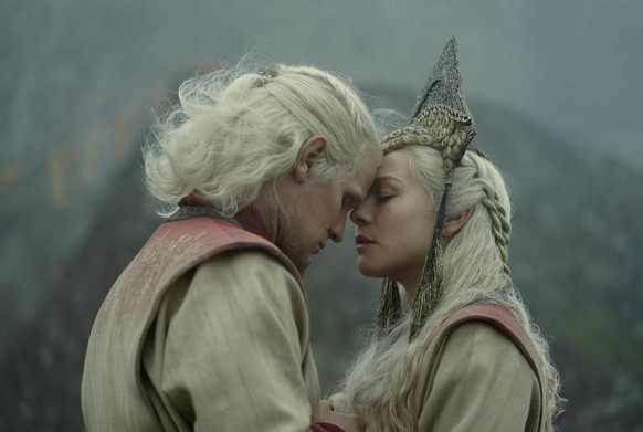 Daemon und Rhaenyra Targaryen heiraten nach altem Stil.