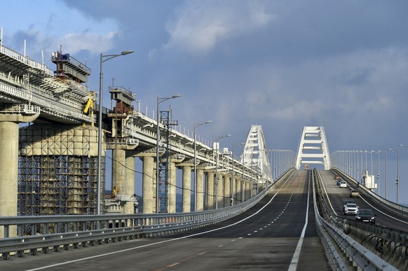 23.02.2023, ---, Kertsch: Erste Autos und andere Fahrzeuge befahren die Krim-Brücke, die das russische Festland und die Halbinsel Krim über die Meerenge von Kertsch nach Restaurierungsarbeiten wieder  ...