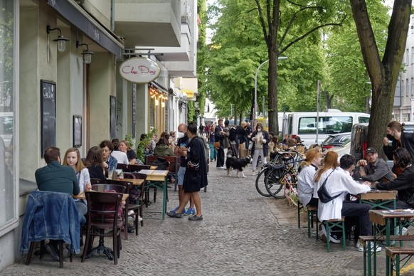 Die Bars und Cafés in Berlin sind wieder gut besucht, hier im Stadtteil Neukölln.