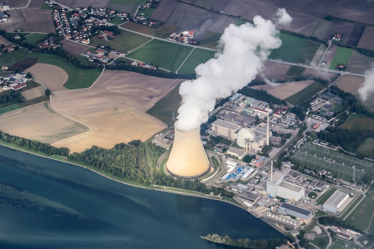ARCHIV - 13.09.2022, Bayern, Essenbach: Wasserdampf steigt aus dem Kühlturm des Atomkraftwerks (AKW) Isar 2. (aufgenommen aus einem Flugzeug). (zu dpa: «Söder warnt wegen Isar 2-Defekt vor Diskreditie ...