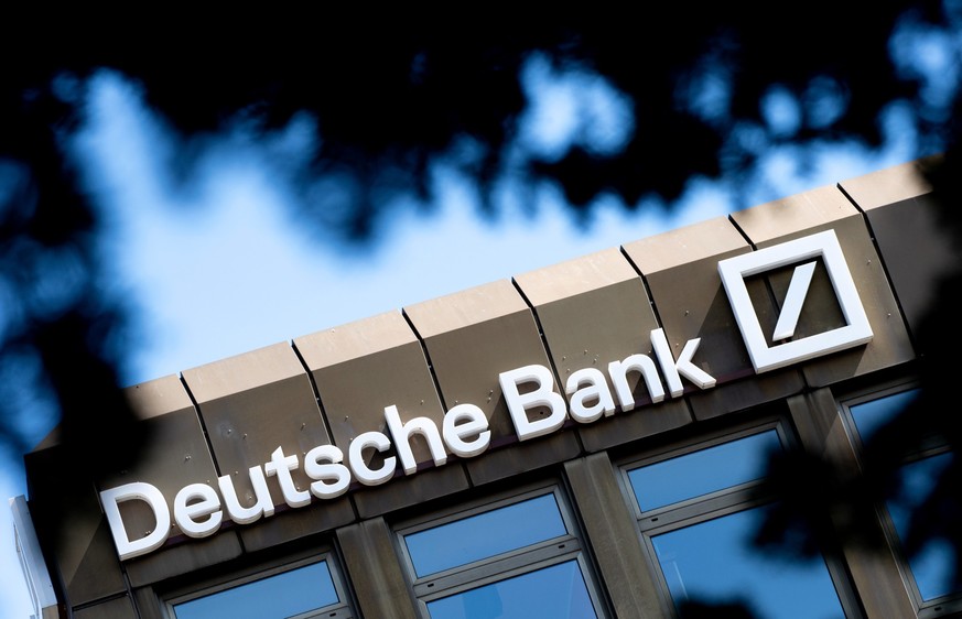 ARCHIV - 24.04.2021, Niedersachsen, Oldenburg: Das Logo und der Schriftzug der Deutschen Bank hängen an einer Filiale im Stadtzentrum. Die Deutsche Bank hat laut US-Medien einen millionenschweren Verg ...