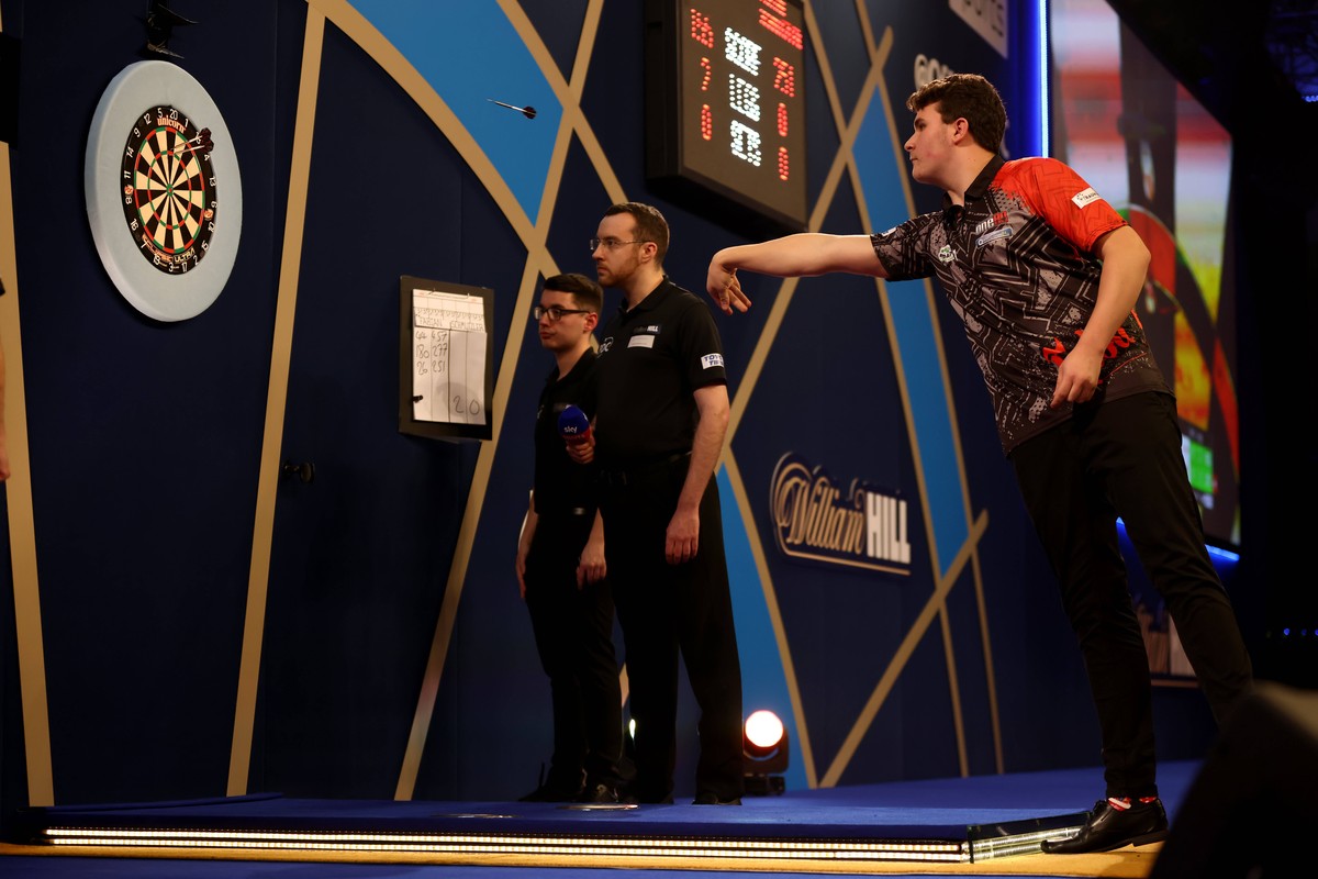 16th December 2021 Alexandra Palace, London, England: The William Hill World Darts Tournament Fabian Schmutzler in action against Ryan Meikle PUBLICATIONxNOTxINxUK ActionPlus12348796 ShaunxBrooks
