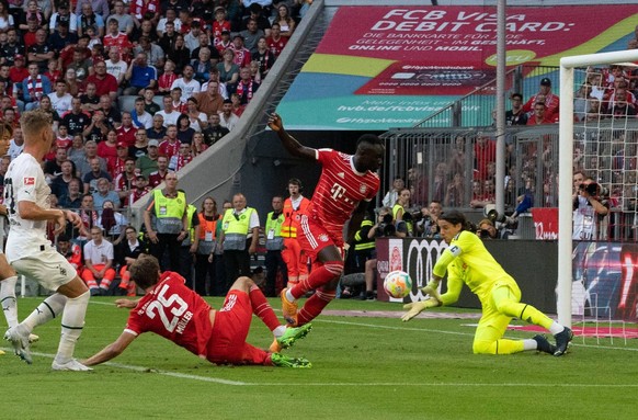 27.08.2022, xsltx, Fussball 1.Bundesliga, FC Bayern Muenchen - Borussia Mönchengladbach emspor, v.l. Weitere Großchane für Sadio Man FC Bayern München, an Yann Sommer Borussia Mönchengladbach und dem  ...