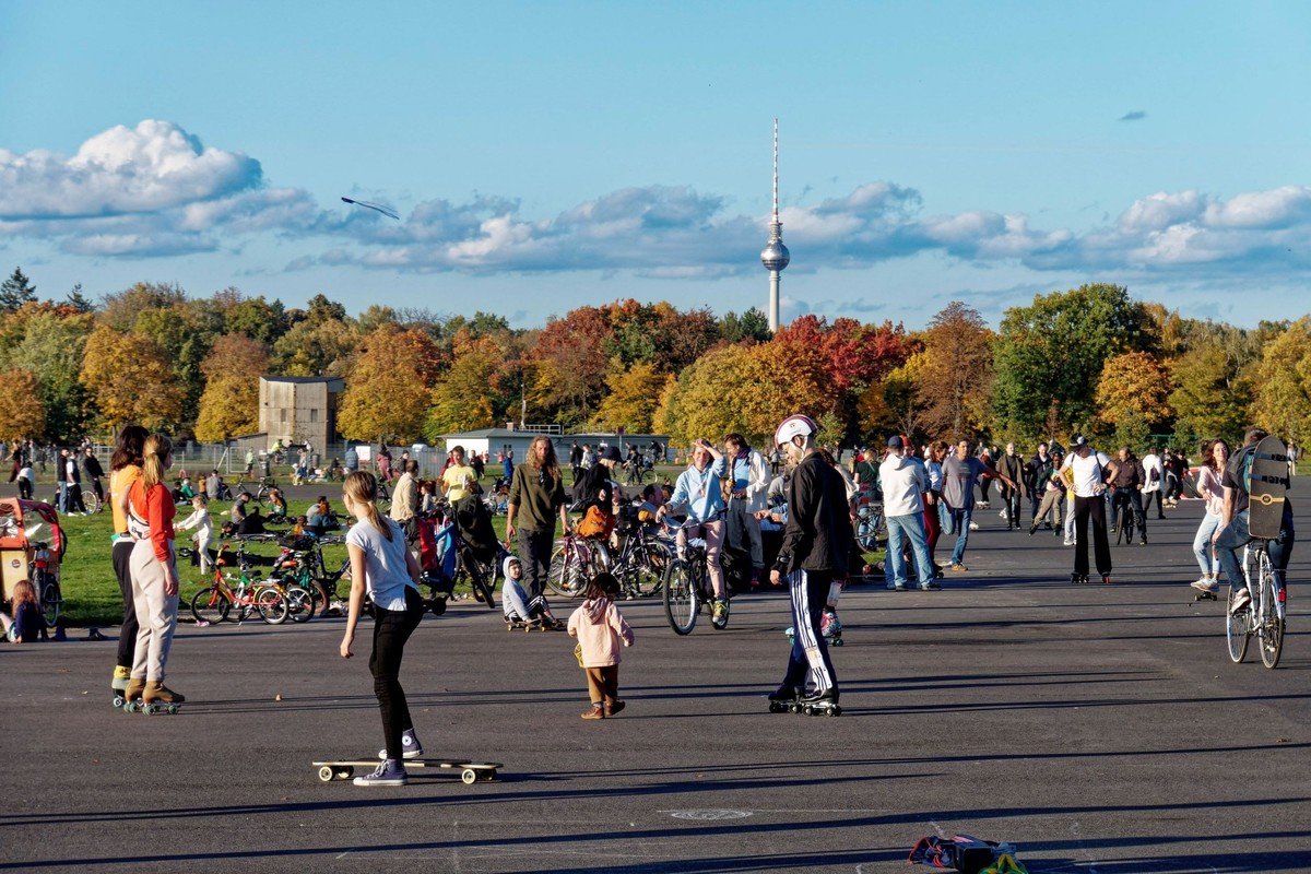 Tempelhofer Feld, Menschen bei Freizeitaktivitäten auf der Startbahn und Landebahn auf dem ehemaligen Flughafen Berlin-Tempelhof, Berlin, Deutschland, Europa Tempelhofer Feld, Menschen bei Freizeitakt ...