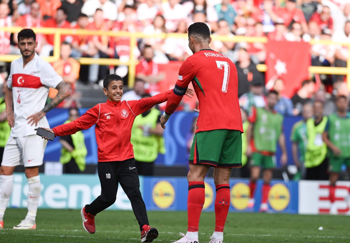 Ein kleiner Flitzer rennt in die Arme von Cristiano Ronaldo um ein Selfie zu machen 22.06.2024, Fussball Europameisterschaft 2024, Vorrunde, 2. Spieltag T�rkei - Portugal Dortmund Signal Iduna Park No ...