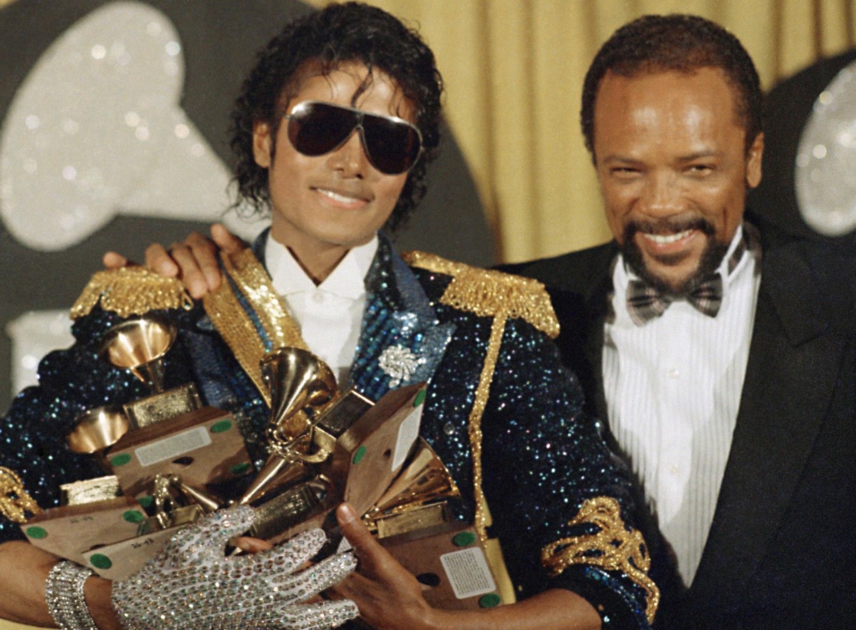 ARCHIV - 28.02.1984, USA, Los Angeles: US-Popstar Michael Jackson (l) und US-Musikproduzent Quincy Jones stehen mit Grammy-Trophäen bei der Verleihung der Grammy Awards im Jahr 1984 nebeneinander. (zu ...
