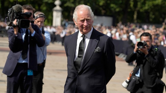 09.09.2022, Großbritannien, London: König Charles III. kommt vor dem Buckingham-Palast an. Der neue König und seine Frau waren aus Schottland zurückgekehrt, wo Charles&#039; Mutter, Königin Elizabeth  ...